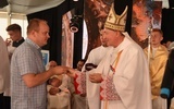 Krzyż ŚDM w Lizbonie odbiera Andrzej Dubiel, szef stowarzyszenia Muza Dei, które organizuje Strefę chwały.