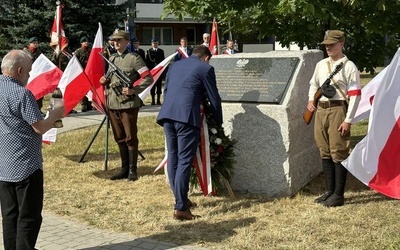 Kwiaty składają przedstawiciele władz miasta.