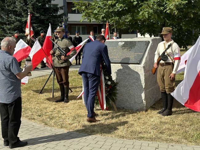 Kwiaty składają przedstawiciele władz miasta.