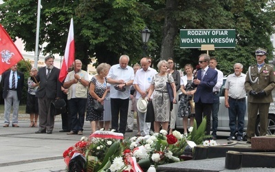 Przed Grobem Nieznanego Żołnierza złożono kwiaty. Z mikrofonem Bogusław Stańczuk. Z prawej ks. ppłk Łukasz Hubacz.