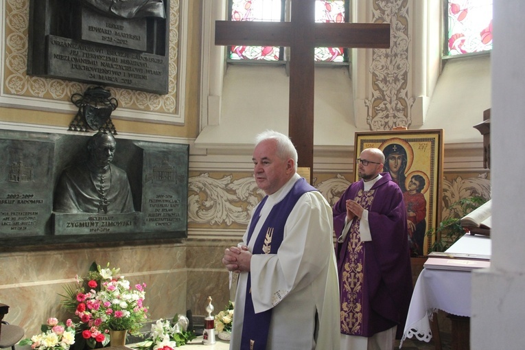 Eucharystia, której przewodniczył ks. Dominik Dryja, sprawowana była w kaplicy MB Częstochowskiej w radomskiej katedrze. Z lewej ks. prał. R. Piasecki.