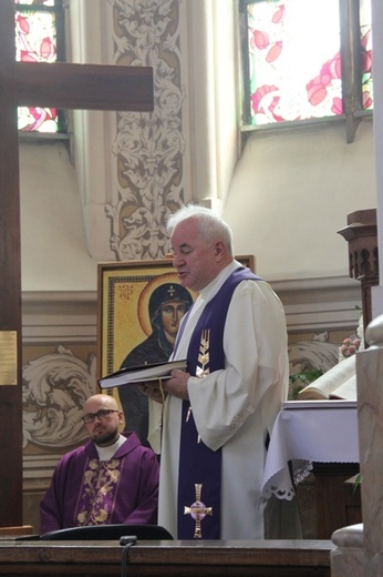 Modlitwa przy grobie abp. Zygmunta Zimowskiego