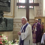 Modlitwa przy grobie abp. Zygmunta Zimowskiego