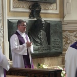 Modlitwa przy grobie abp. Zygmunta Zimowskiego