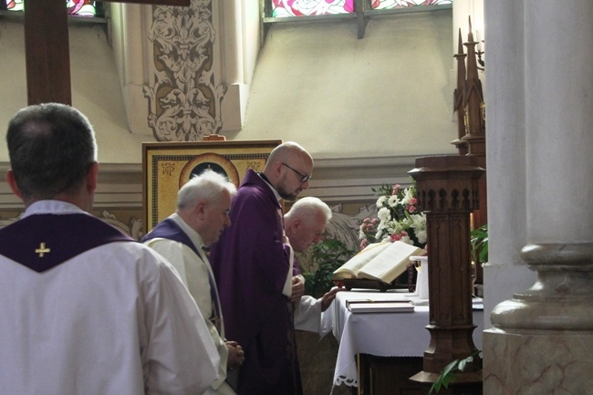 Modlitwa przy grobie abp. Zygmunta Zimowskiego