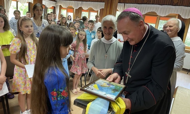 Dzieci odwiedził bp Andrzej Jeż.