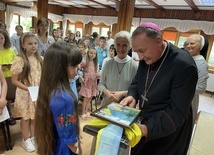 Dzieci odwiedził bp Andrzej Jeż.