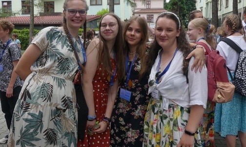 Dzień wspolnoty to zawsze okazja do rozmów z przyjaciółmi, którzy przeżywali swoje rekolekcje w innych miejscowościach.