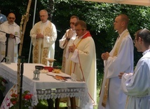 Księża sprawujący Mszę św. na szczycie Błatniej w ramach 11. Ewangelizacji w Beskidach.