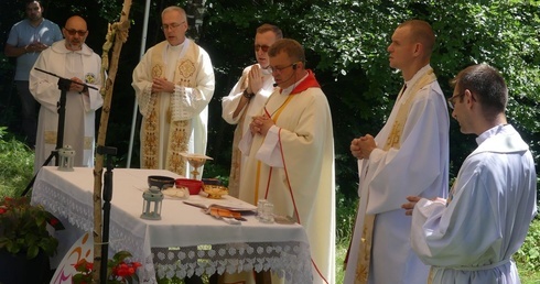 Księża sprawujący Mszę św. na szczycie Błatniej w ramach 11. Ewangelizacji w Beskidach.