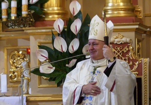 Neoprezbiterzy na czuwaniu w bazylice Nawiedzenia NMP w Hałcnowie
