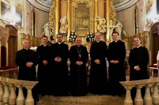 Neoprezbiterzy na czuwaniu w bazylice Nawiedzenia NMP w Hałcnowie