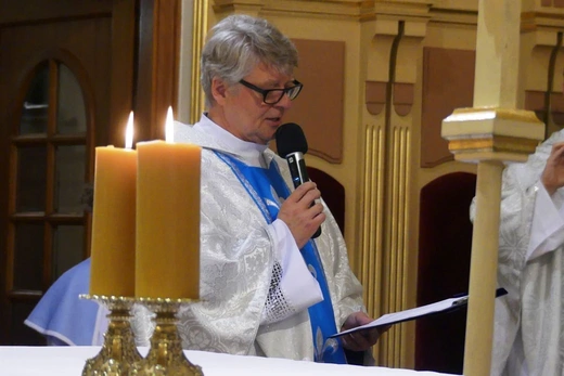 Neoprezbiterzy na czuwaniu w bazylice Nawiedzenia NMP w Hałcnowie