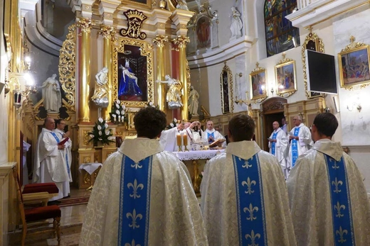 Neoprezbiterzy na czuwaniu w bazylice Nawiedzenia NMP w Hałcnowie