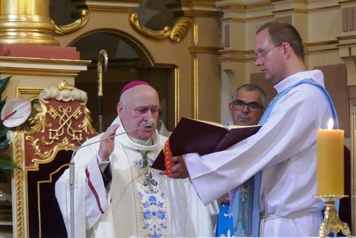 Neoprezbiterzy na czuwaniu w bazylice Nawiedzenia NMP w Hałcnowie