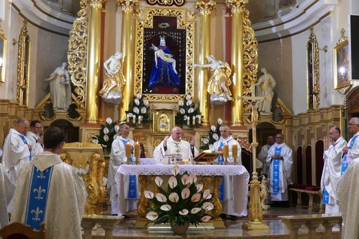 Neoprezbiterzy na czuwaniu w bazylice Nawiedzenia NMP w Hałcnowie