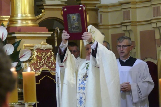 Neoprezbiterzy na czuwaniu w bazylice Nawiedzenia NMP w Hałcnowie
