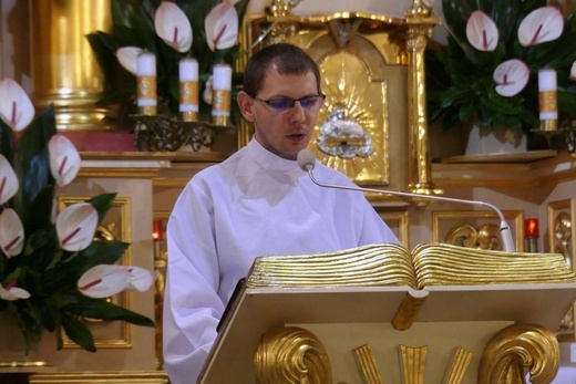 Neoprezbiterzy na czuwaniu w bazylice Nawiedzenia NMP w Hałcnowie