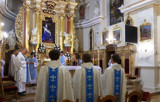 Neoprezbiterzy na czuwaniu w bazylice Nawiedzenia NMP w Hałcnowie