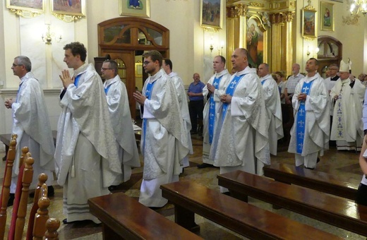 Neoprezbiterzy na czuwaniu w bazylice Nawiedzenia NMP w Hałcnowie