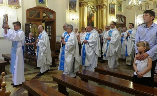 Neoprezbiterzy na czuwaniu w bazylice Nawiedzenia NMP w Hałcnowie