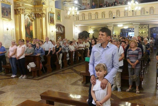 Neoprezbiterzy na czuwaniu w bazylice Nawiedzenia NMP w Hałcnowie