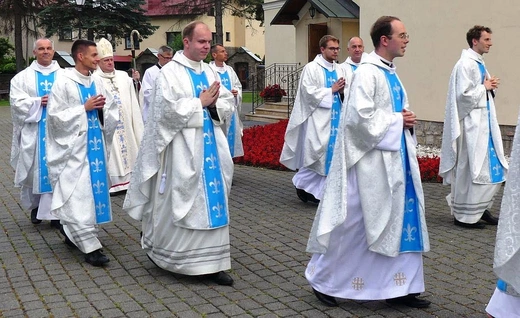 Neoprezbiterzy na czuwaniu w bazylice Nawiedzenia NMP w Hałcnowie
