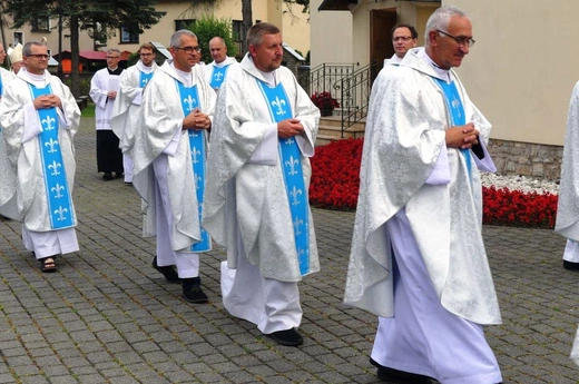Neoprezbiterzy na czuwaniu w bazylice Nawiedzenia NMP w Hałcnowie