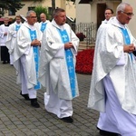 Neoprezbiterzy na czuwaniu w bazylice Nawiedzenia NMP w Hałcnowie