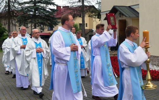 Neoprezbiterzy na czuwaniu w bazylice Nawiedzenia NMP w Hałcnowie