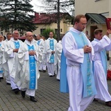 Neoprezbiterzy na czuwaniu w bazylice Nawiedzenia NMP w Hałcnowie