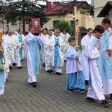 Neoprezbiterzy na czuwaniu w bazylice Nawiedzenia NMP w Hałcnowie