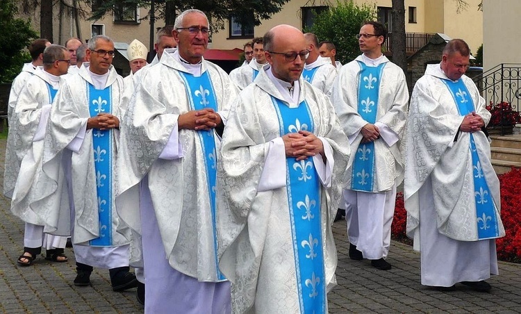 Neoprezbiterzy na czuwaniu w bazylice Nawiedzenia NMP w Hałcnowie