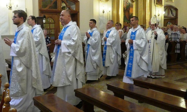 Słudzy radości - neoprezbiterzy u stóp Piety Hałcnowskiej