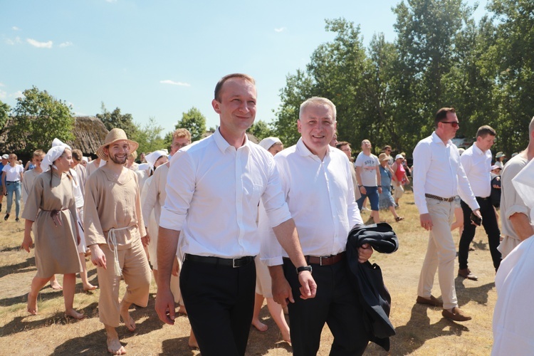 Wśród gospodarzy i gości obrzędu nie zabrakło wicestarosty powiatu łowickiego Piotra Malczyka i członka zarządu Województwa Łódzkiego Andrzeja Górczyńskiego.