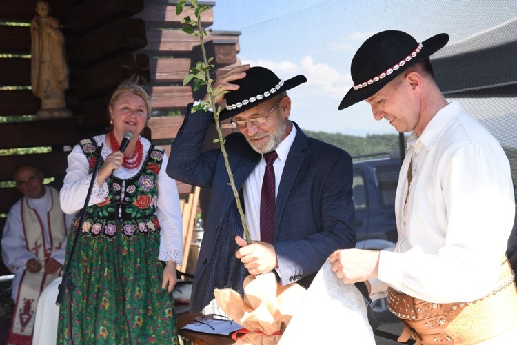 Górale uhonorowali Bronisława Gamracego góralskim kapeluszem. Artysta dostał też sadzonkę łąckiej jabłoni.