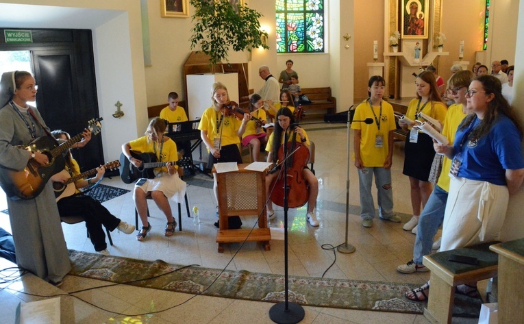 Oprawa muzyczna podczas Mszy św. w parafii pw. św. Brata Alberta.