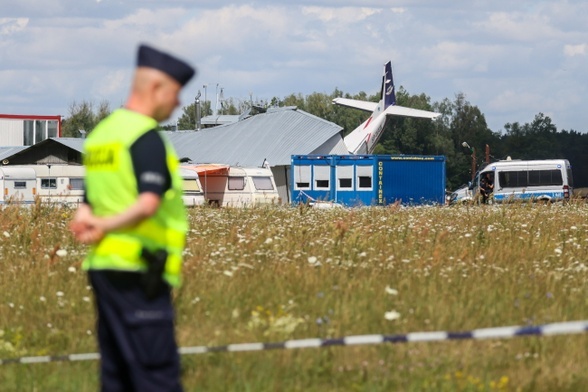 Wypadek lotniczy w Chrcynnie. Na miejsce dotarło ok. 10 karetek pogotowia oraz 4 helikoptery