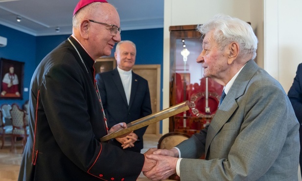 Prof. Stefan Sawicki z medalem św. Grzegorza