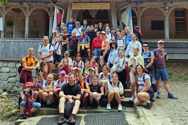 Uczestnicy przed kaplicą Matki Bożej Jaworzyńskiej Królowej Tatr.