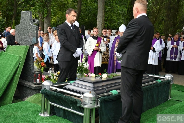 Gorzów Wlkp. Pogrzeb proboszcza oraz kapelana "Solidarności" i KS Stal Gorzów