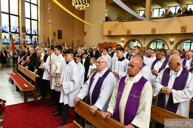 Gorzów Wlkp. Pogrzeb proboszcza oraz kapelana "Solidarności" i KS Stal Gorzów