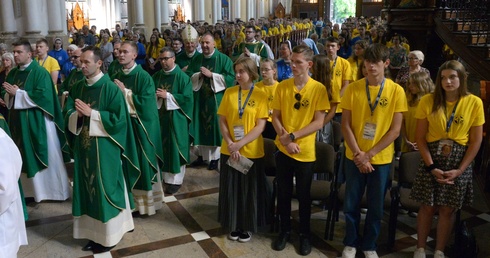 W radomskiej katedrze pojawili się młodzi, ubrani w charakterystyczne żółte koszulki z logiem fundacji.