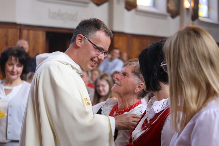 O. Krzysztof Ruszel serdecznym uśmiechem żegnał parafialną rodzinę z Korbielowa.