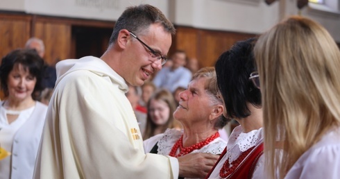 O. Krzysztof Ruszel serdecznym uśmiechem żegnał parafialną rodzinę z Korbielowa.