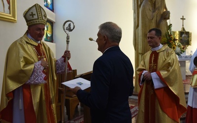 Bp Andrzej Jeż przekazuje watykański dekret wójtowi gminy Krościenko. 