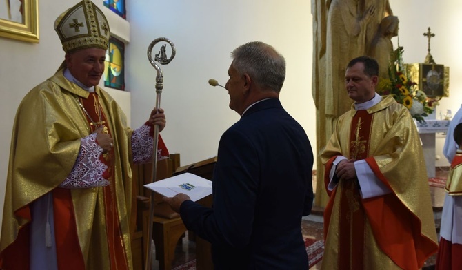 Bp Andrzej Jeż przekazuje watykański dekret wójtowi gminy Krościenko. 