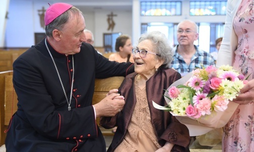 Pani Krystyna Aleksander odczytała z okazji nadania patrona wiersz poświęcony św. Kindze.