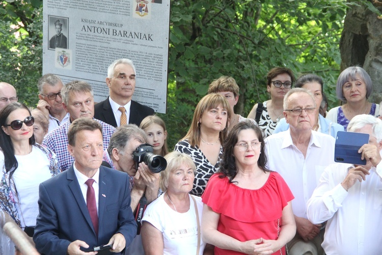 Krynica-Zdrój. Odsłonięcie pomnika abp. Antoniego Baraniaka