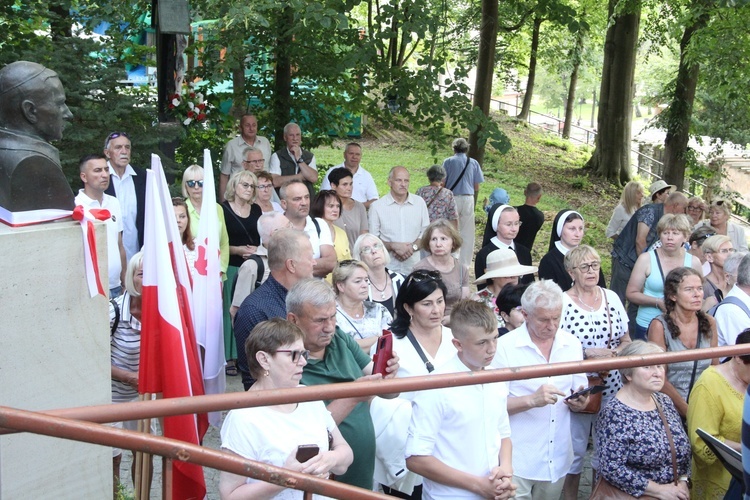 Krynica-Zdrój. Odsłonięcie pomnika abp. Antoniego Baraniaka